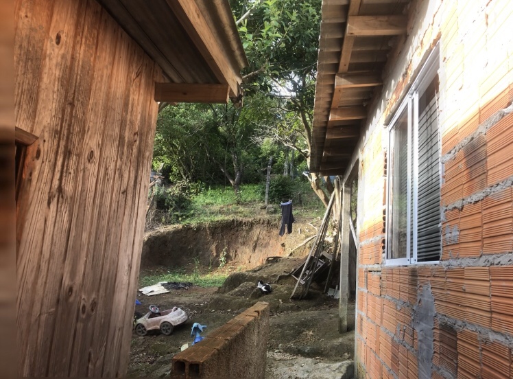 Cômodo onde vivia Vitor Hugo fica a poucos metros da casa da mãe
